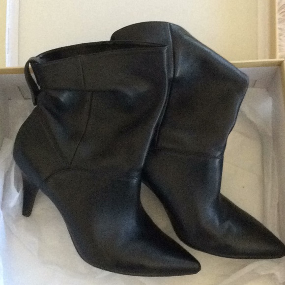 🕶🖤Michael Kors Black Leather Carey Booties 8.5🖤 - Picture 4 of 6